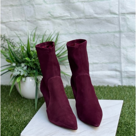 Stuart Weitzman
Stuart Stretch Suede Stiletto Booties pointed toe size 8
$595 - Picture 10 of 14